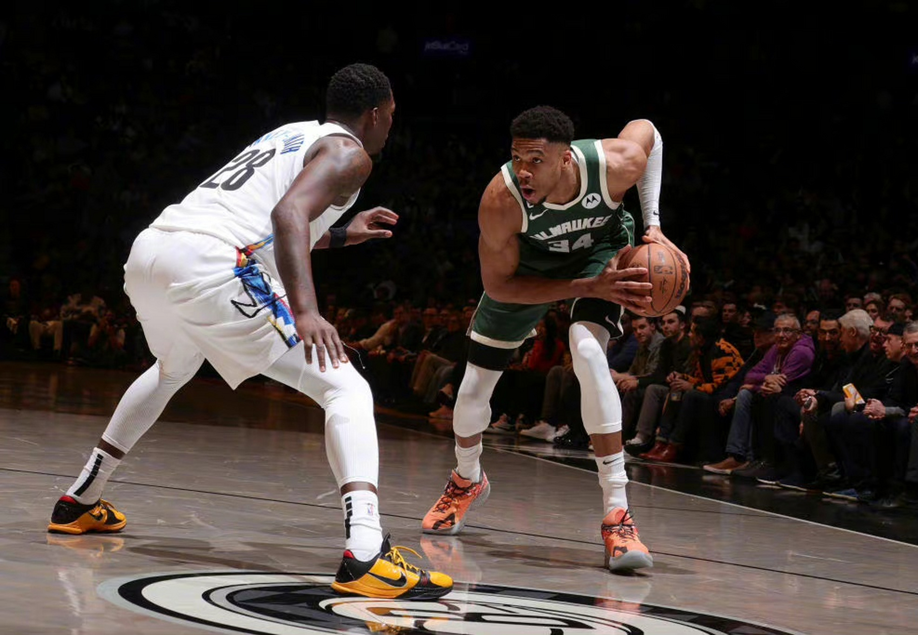 NBA季后赛：雄鹿大胜篮网总比分-，引发热议
