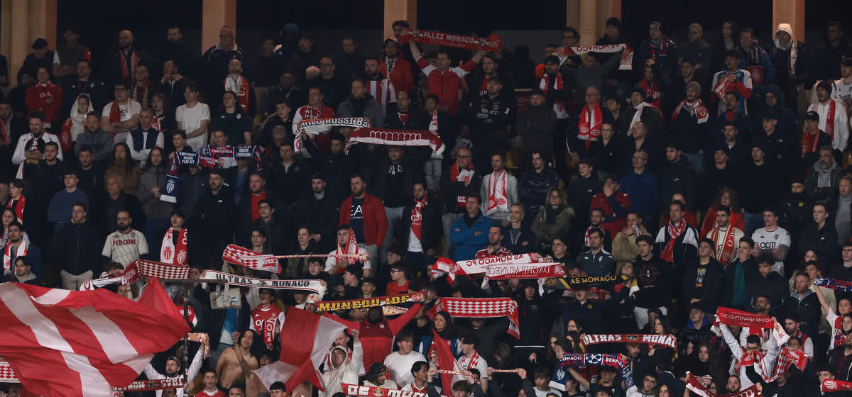 惊世一幕！历史性瞬间引发球迷狂热，全场震撼的简单介绍