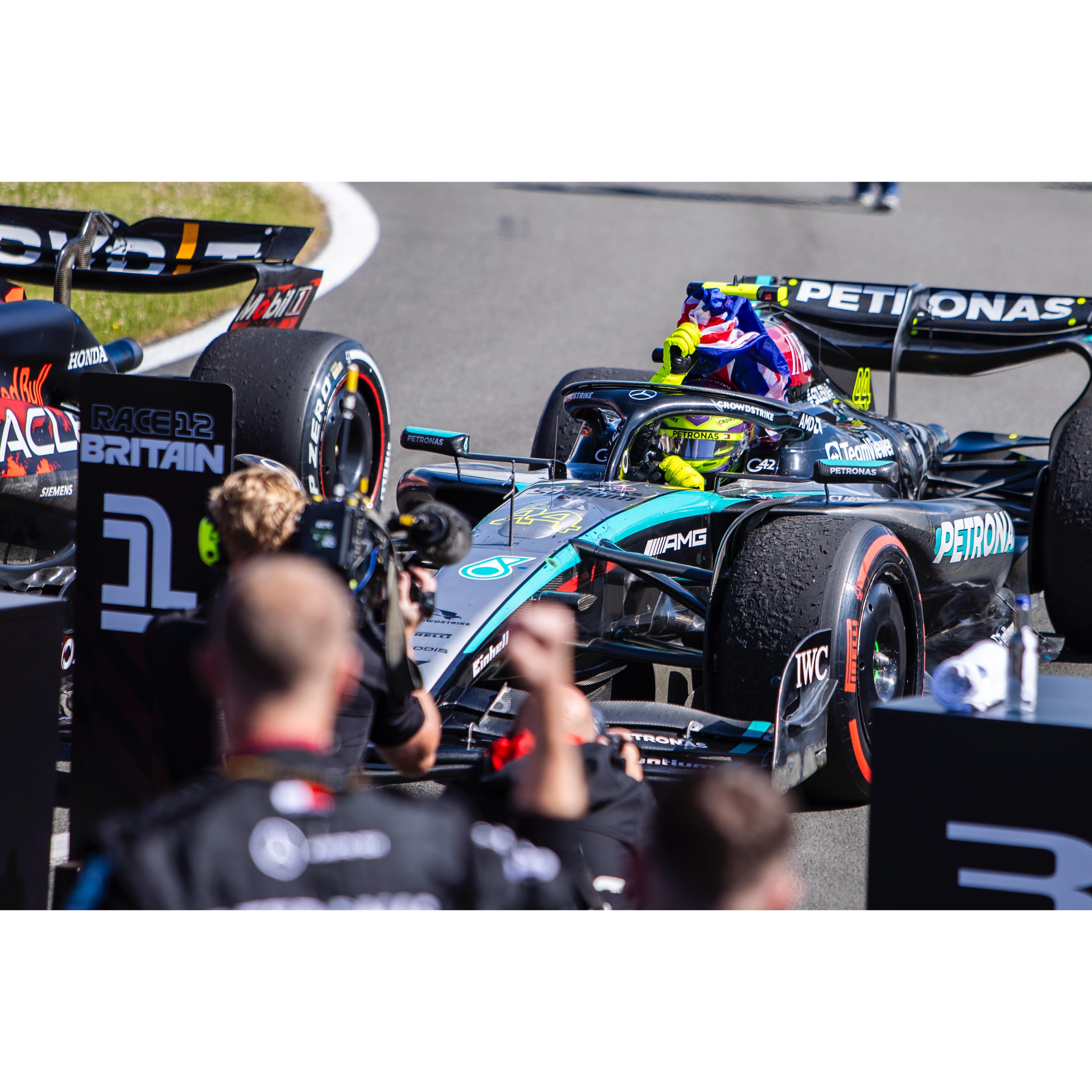 红牛车队险胜迈凯伦，汉密尔顿惊艳四座