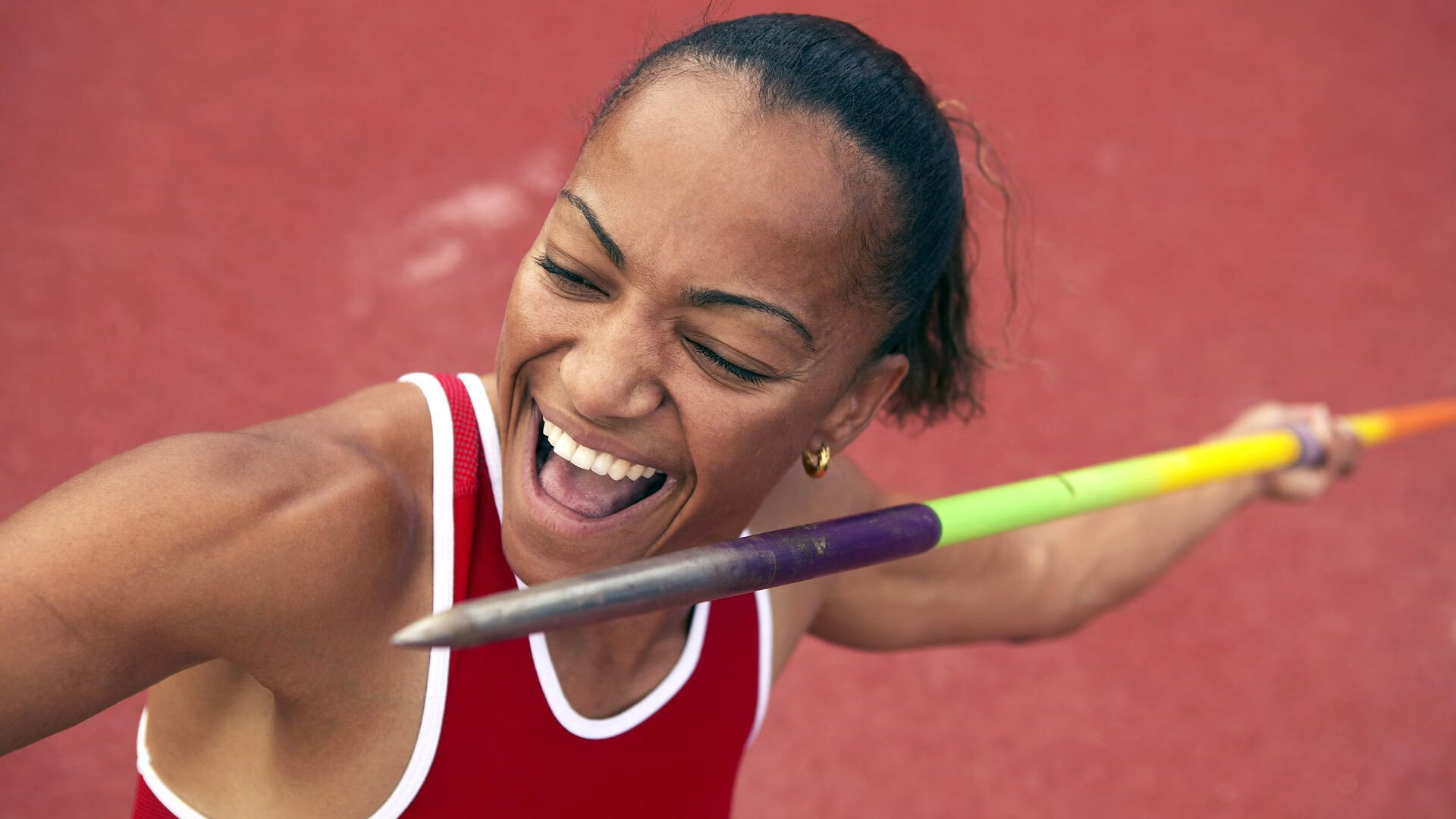 约基奇末节统治攻防！掘金险胜马刺豪取6连胜