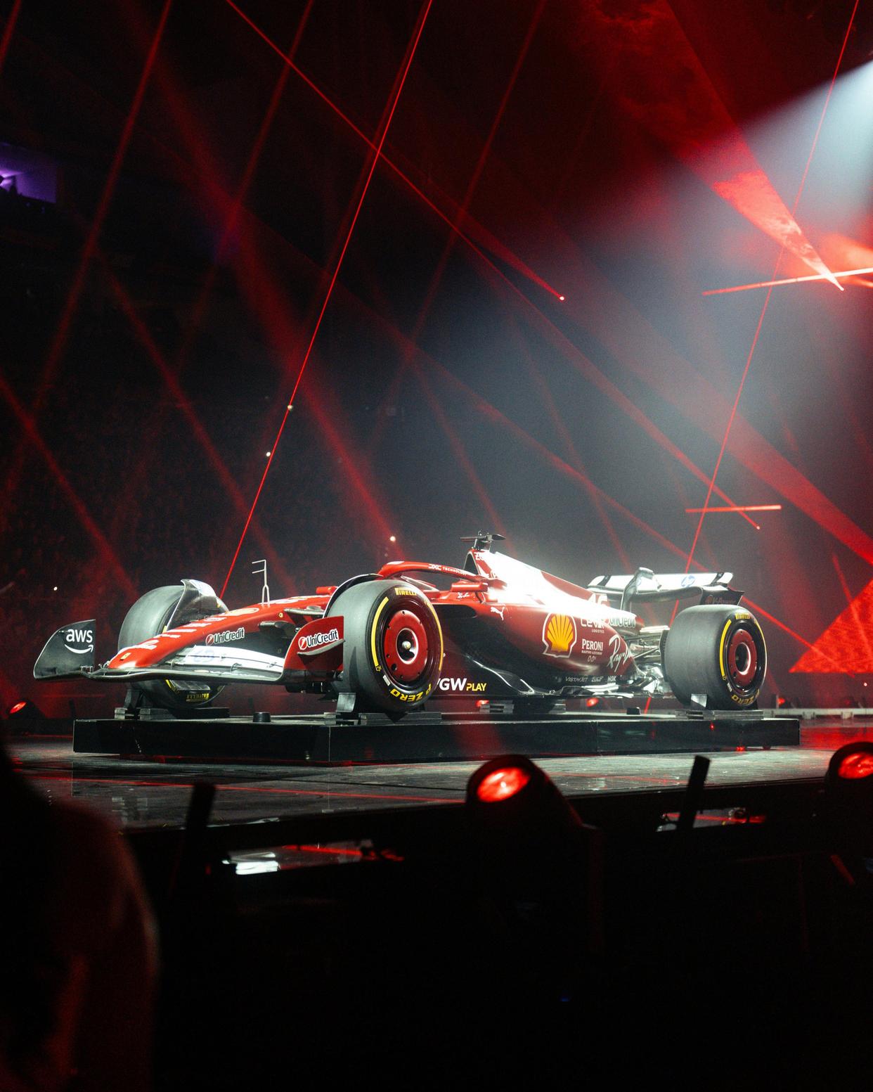 开云体育下载-阿斯顿马丁逆转红牛车队，拉塞尔点燃赛场