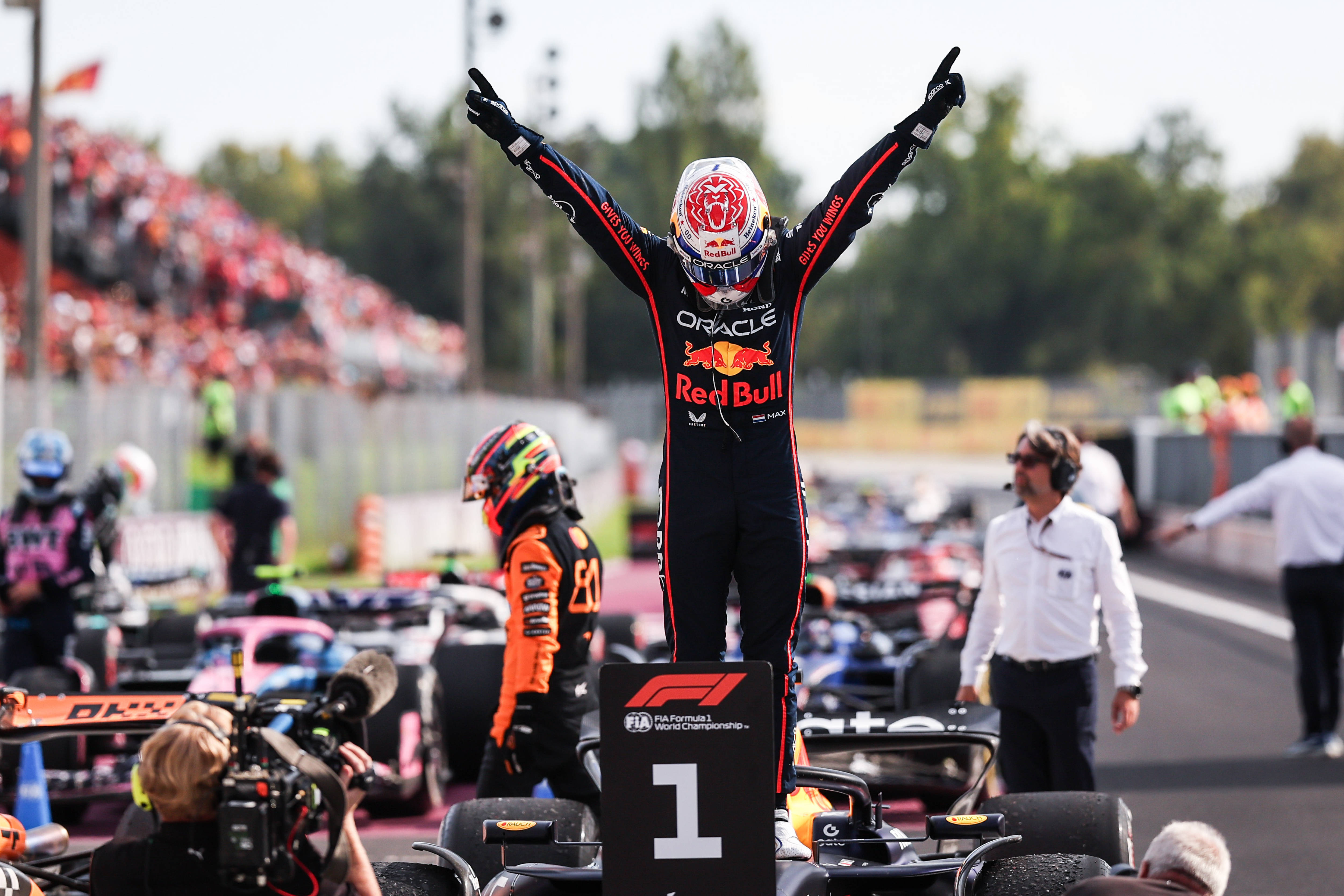 开云体育在线-索伯车队鏖战红牛二队，佩雷兹高光表现